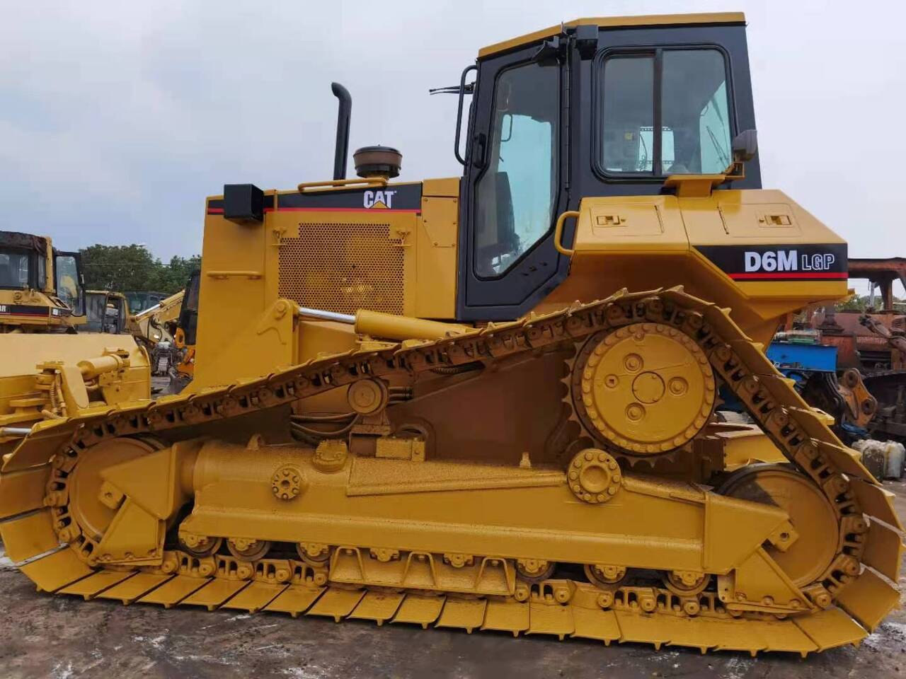 CATERPILLAR D6M - Булдозер: снимка 1 CATERPILLAR D6M - Булдозер: снимка 1