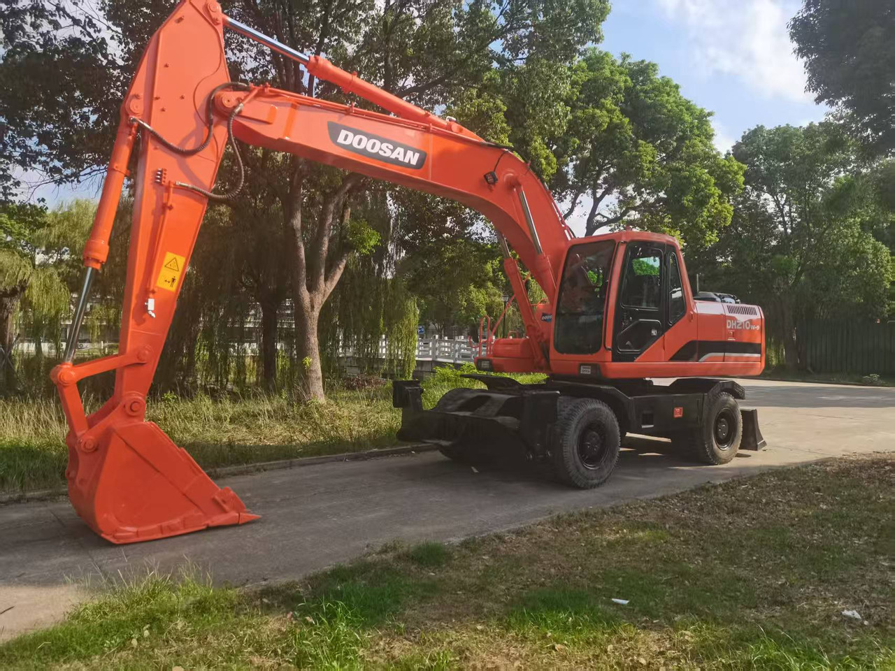 DOOSAN DH210W-9C - Колесен багер: снимка 1 DOOSAN DH210W-9C - Колесен багер: снимка 1