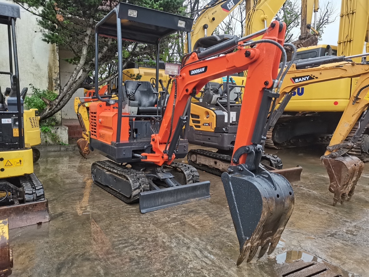 DOOSAN DX18 - Мини багер: снимка 1 DOOSAN DX18 - Мини багер: снимка 1