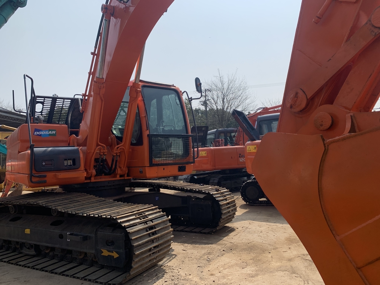DOOSAN DX225LC - Верижен багер: снимка 1 DOOSAN DX225LC - Верижен багер: снимка 1