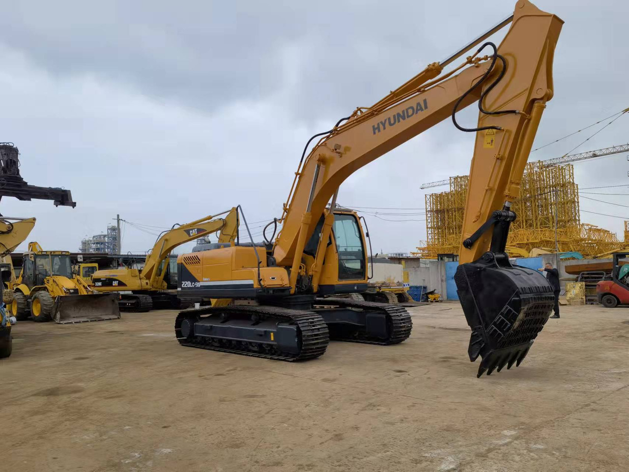 Hyundai R220LC-9S - Верижен багер: снимка 1 Hyundai R220LC-9S - Верижен багер: снимка 1