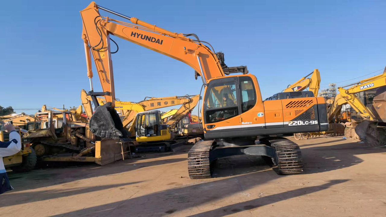 Hyundai R220LC-9S - Верижен багер: снимка 1 Hyundai R220LC-9S - Верижен багер: снимка 1