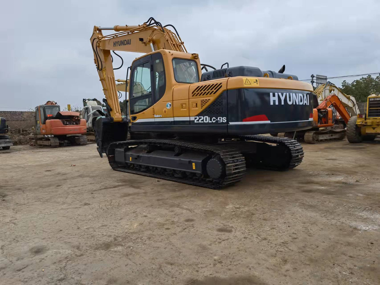 Hyundai R220LC-9S - Верижен багер: снимка 2 Hyundai R220LC-9S - Верижен багер: снимка 2