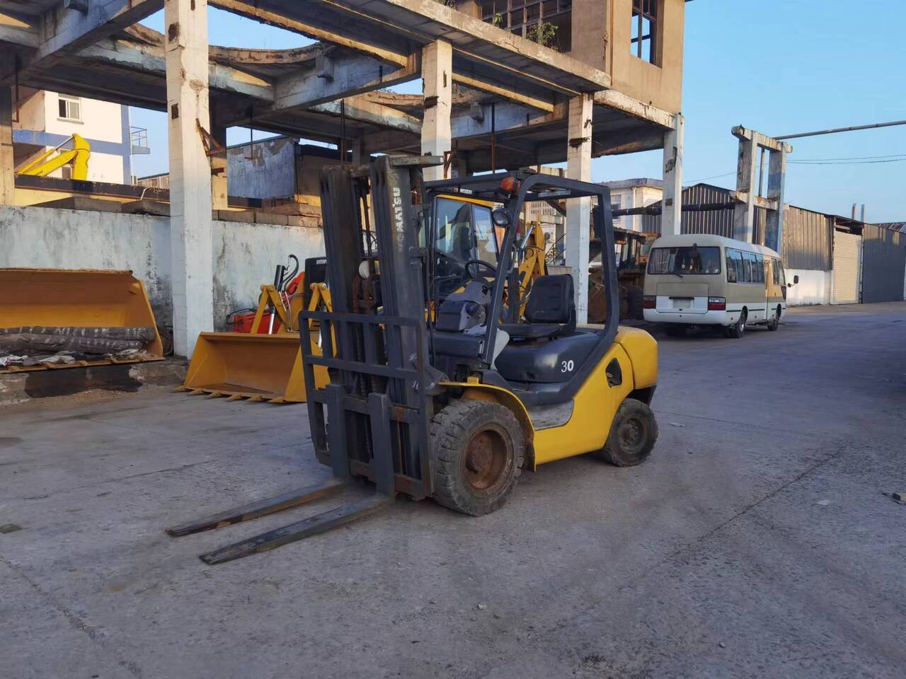 KOMATSU FD30 - Ножична работна платформа: снимка 1 KOMATSU FD30 - Ножична работна платформа: снимка 1