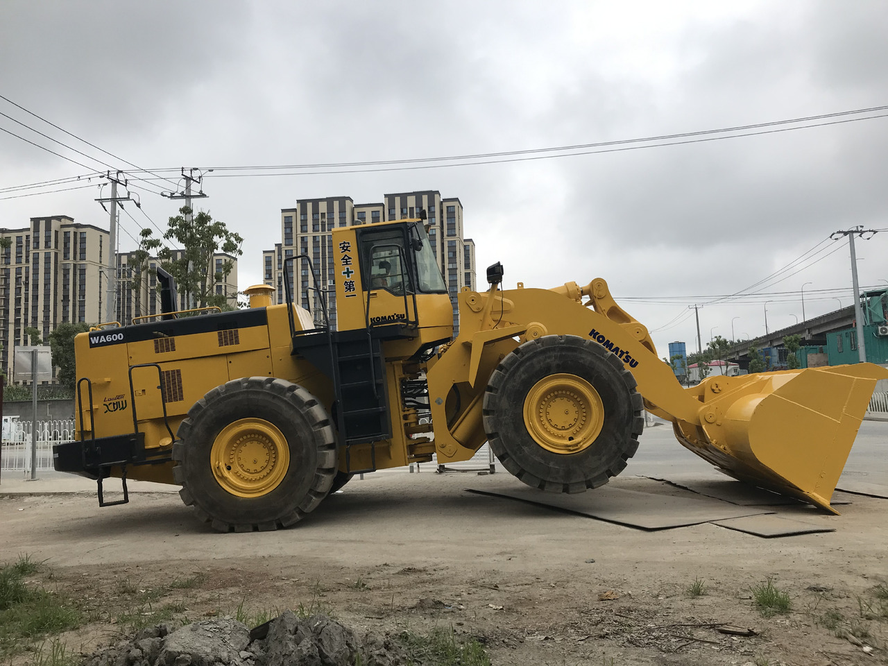 KOMATSU WA600-3 - Колесен товарач: снимка 3 KOMATSU WA600-3 - Колесен товарач: снимка 3