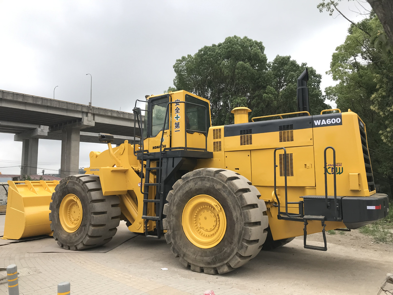 KOMATSU WA600-3 - Колесен товарач: снимка 4 KOMATSU WA600-3 - Колесен товарач: снимка 4