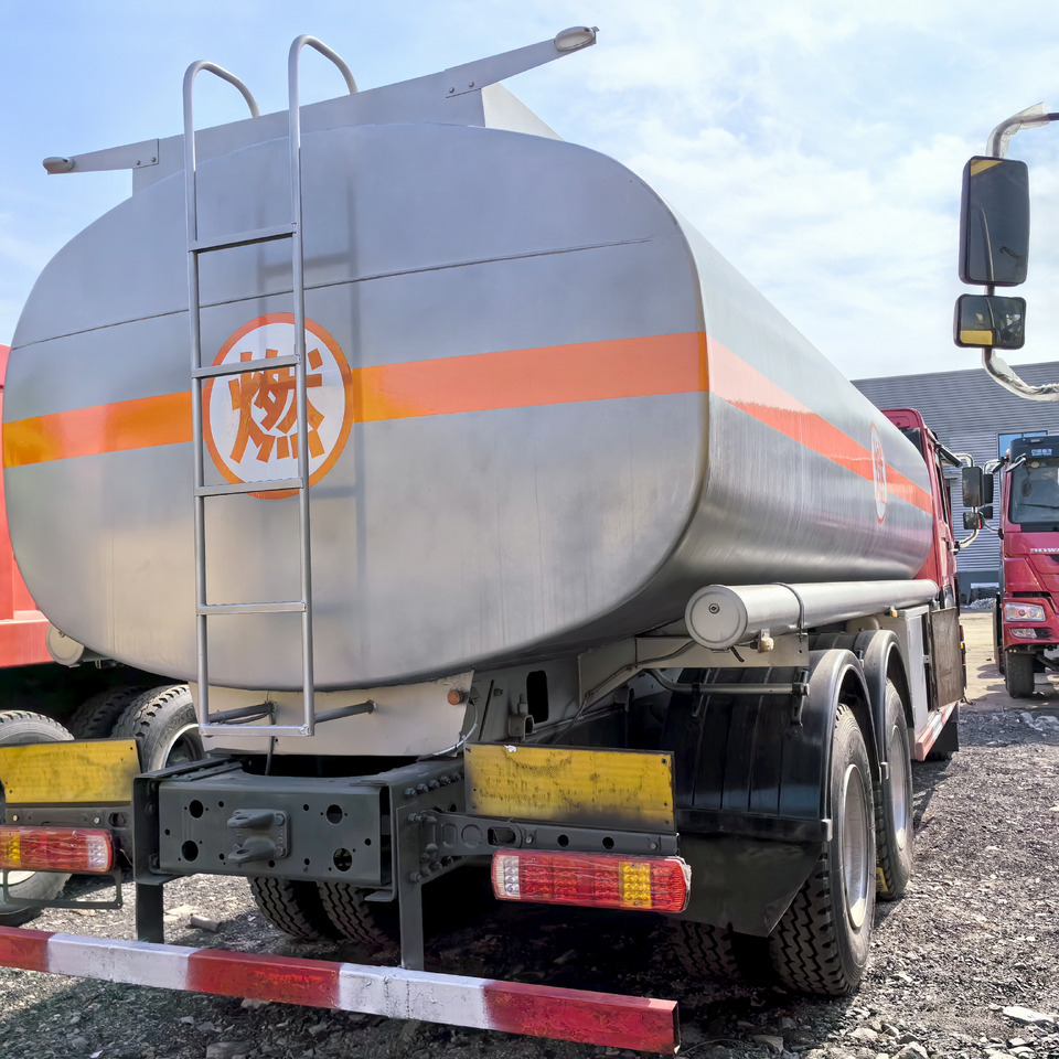 SINOTRUK Howo 6x4 - Камион цистерна: снимка 4 SINOTRUK Howo 6x4 - Камион цистерна: снимка 4