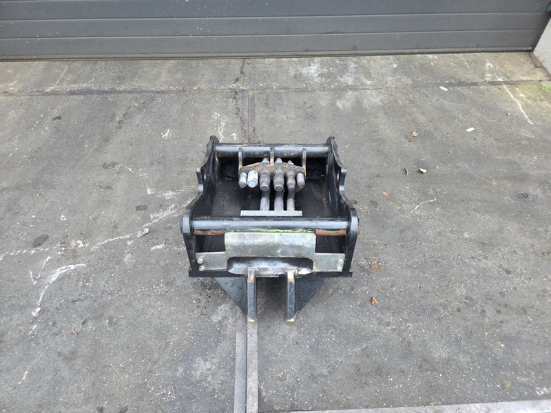 Oilquick kopplaat oq70/55 adaptor plate oilquick 70 55 steelwrist - Бързо сменник за Строителна техника: снимка 1 Oilquick kopplaat oq70/55 adaptor plate oilquick 70 55 steelwrist - Бързо сменник за Строителна техника: снимка 1