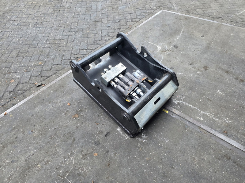 Oilquick kopplaat oq70/55 adaptor plate oilquick 70 55 steelwrist - Бързо сменник за Строителна техника: снимка 3 Oilquick kopplaat oq70/55 adaptor plate oilquick 70 55 steelwrist - Бързо сменник за Строителна техника: снимка 3