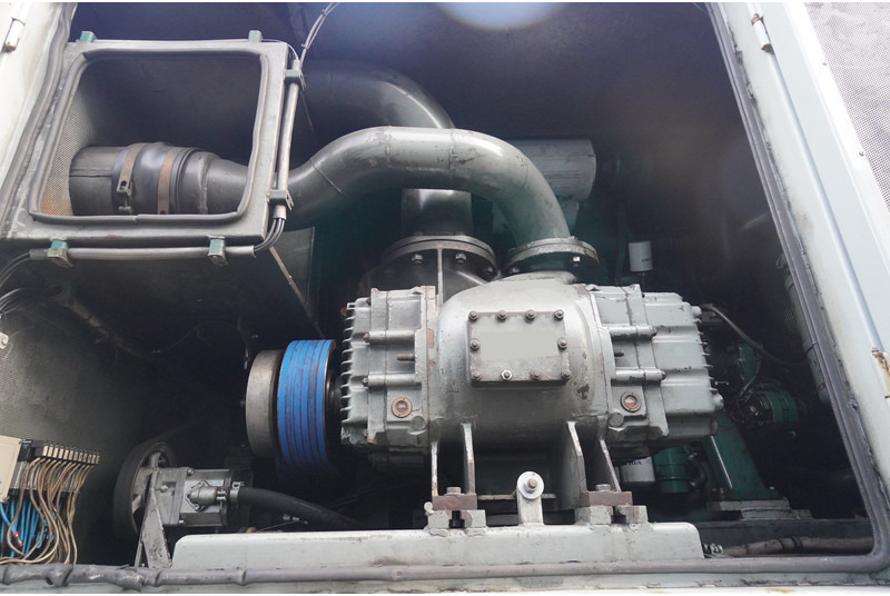 Burg 3 AXLE VACUUM TANK TRAILER SUCK AND PRESS - Полуремарке цистерна: снимка 4 Burg 3 AXLE VACUUM TANK TRAILER SUCK AND PRESS - Полуремарке цистерна: снимка 4
