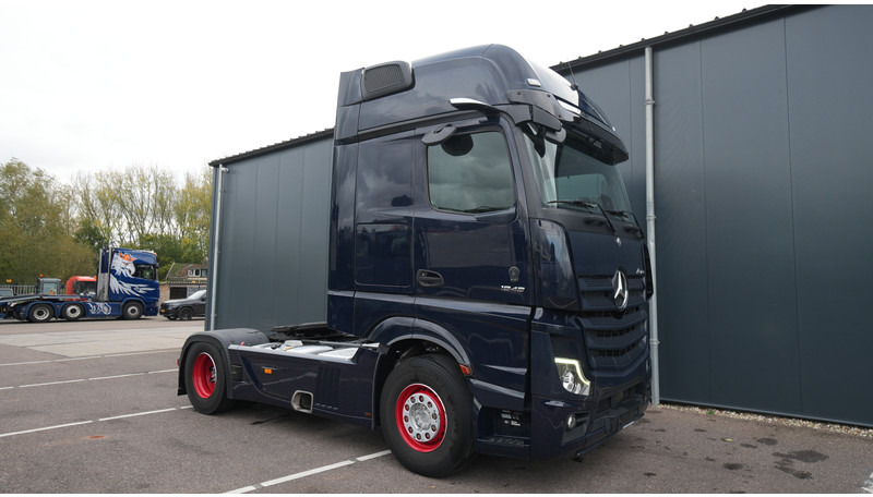 Mercedes-Benz ACTROS 1945 GIGASPACE 728.200KM - Влекач: снимка 4 Mercedes-Benz ACTROS 1945 GIGASPACE 728.200KM - Влекач: снимка 4