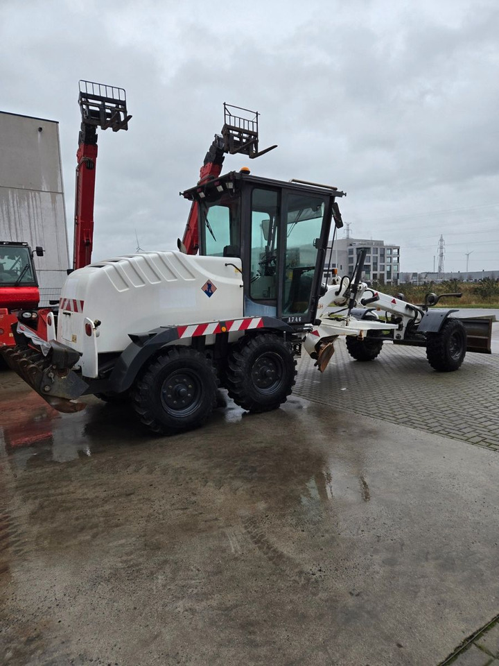 Грейдер New Holland F106.6: снимка 6