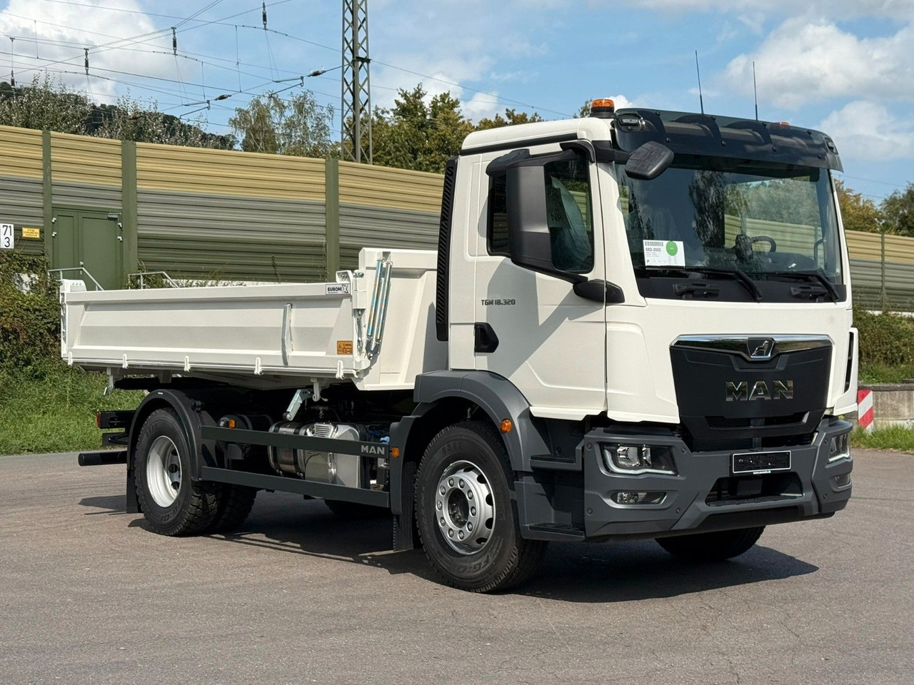 MAN TGM 18.320 4X2 / Euro 6e 3-Seiten-Kipper - Самосвал камион: снимка 2 MAN TGM 18.320 4X2 / Euro 6e 3-Seiten-Kipper - Самосвал камион: снимка 2