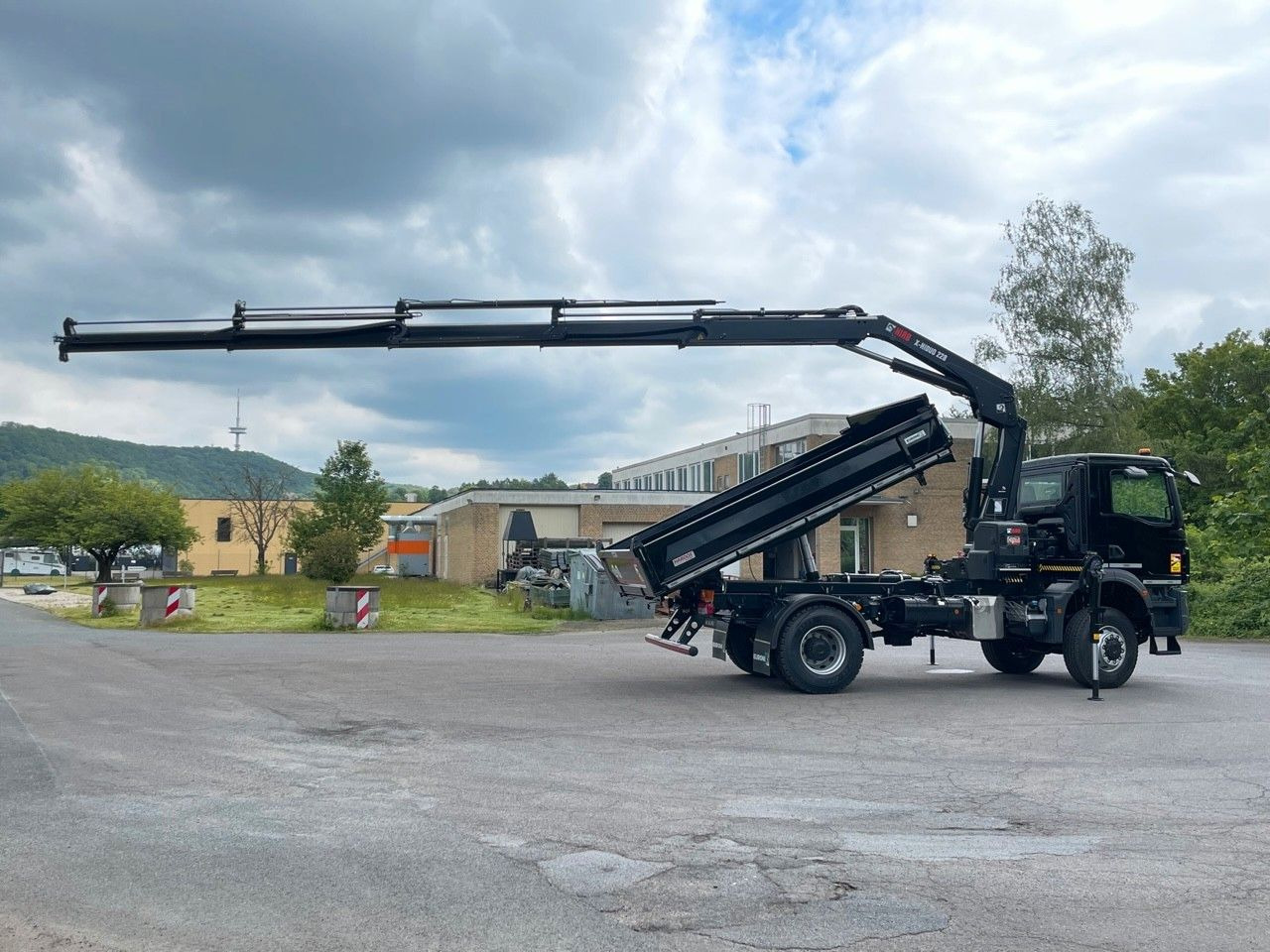 MAN TGM 18.320 4x4 Euro6e Hiab X Hiduo 228-4 - Самосвал камион, Камион с кран: снимка 2 MAN TGM 18.320 4x4 Euro6e Hiab X Hiduo 228-4 - Самосвал камион, Камион с кран: снимка 2