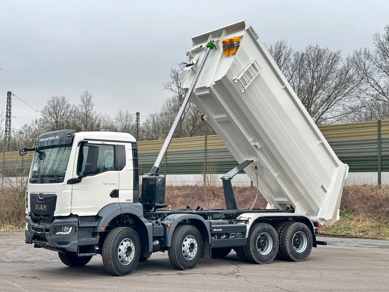 MAN TGS 41.400 8x4 / EUROMIX MTP 20m³/ EURO 5 - Мултилифт за контейнери камион: снимка 3 MAN TGS 41.400 8x4 / EUROMIX MTP 20m³/ EURO 5 - Мултилифт за контейнери камион: снимка 3