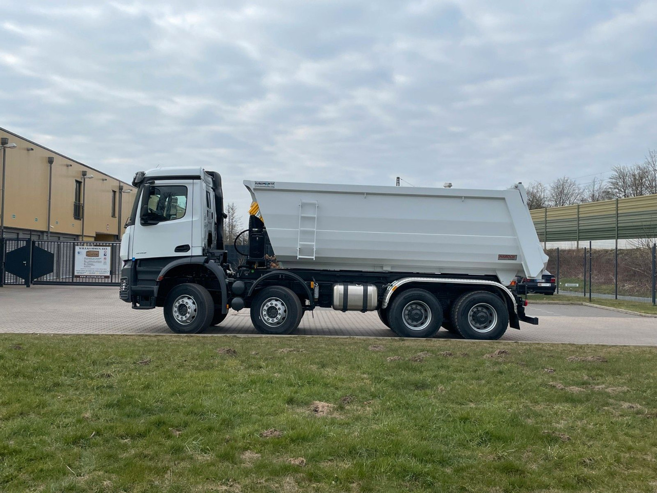 Mercedes-Benz 4142 8X4 Mulden- Kipper - EuromixMTP - Мултилифт за контейнери камион: снимка 3 Mercedes-Benz 4142 8X4 Mulden- Kipper - EuromixMTP - Мултилифт за контейнери камион: снимка 3
