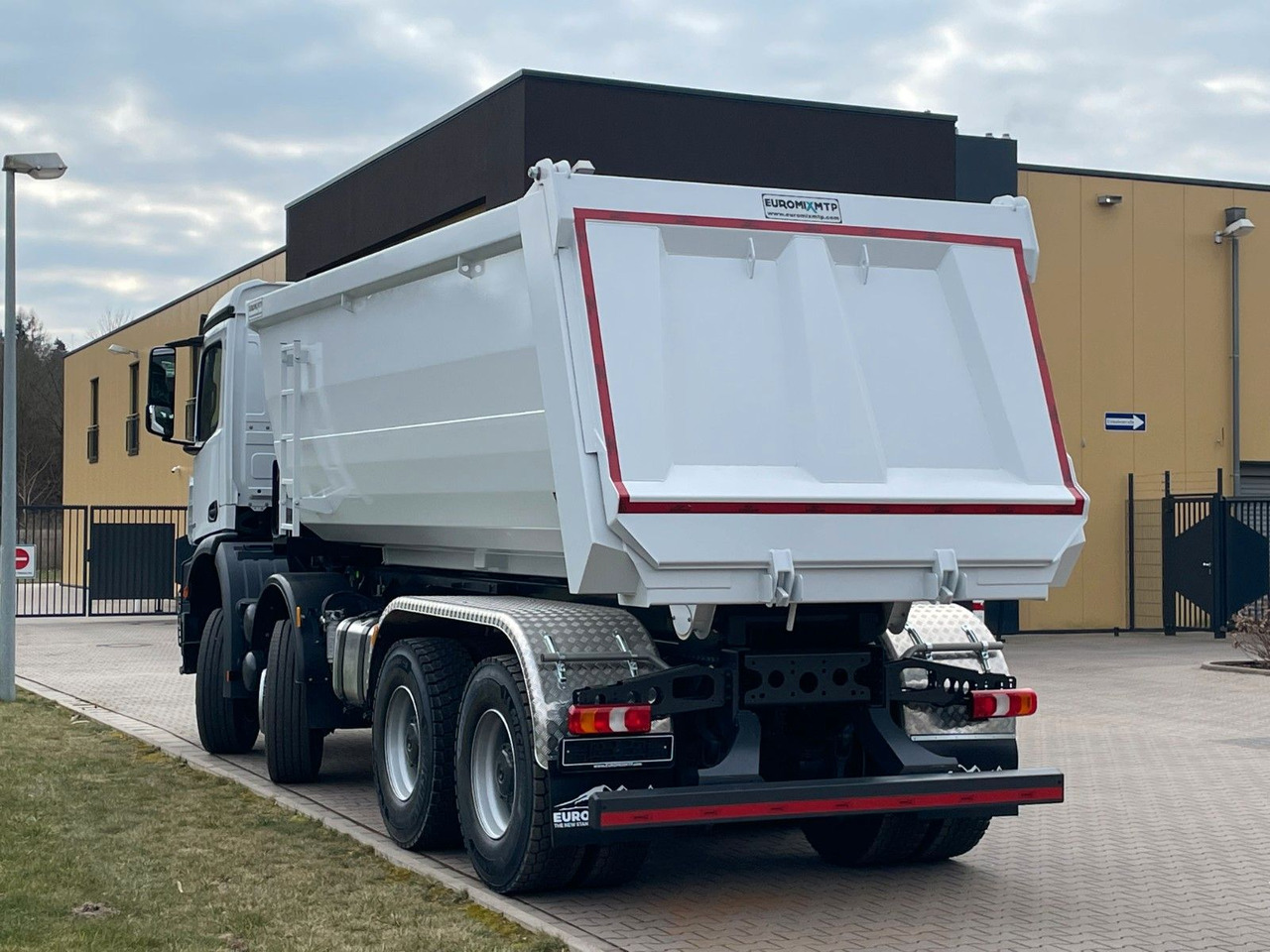 Mercedes-Benz 4142 8X4 Mulden- Kipper - EuromixMTP - Самосвал камион: снимка 5 Mercedes-Benz 4142 8X4 Mulden- Kipper - EuromixMTP - Самосвал камион: снимка 5