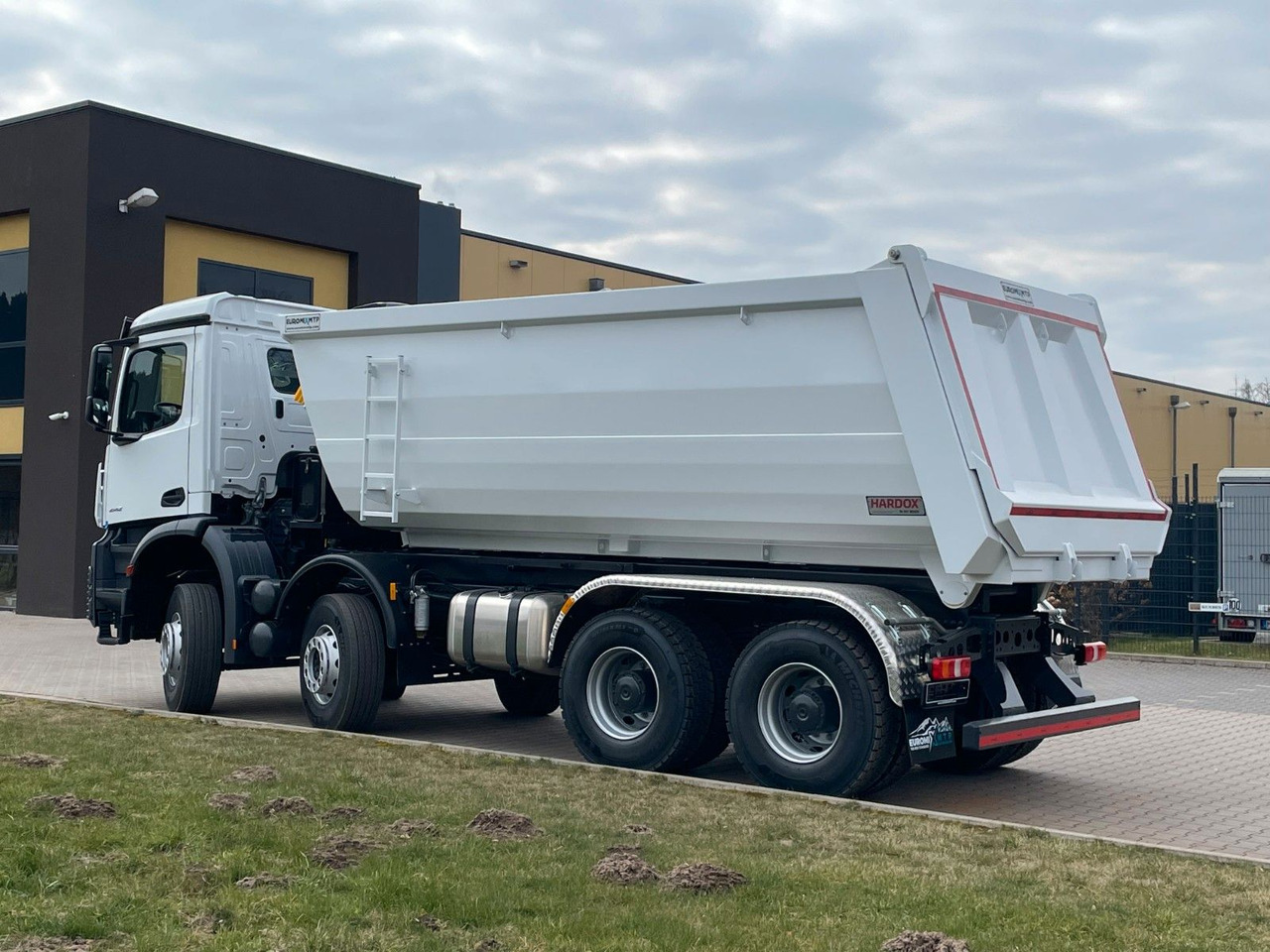 Mercedes-Benz 4142 8X4 Mulden- Kipper - EuromixMTP - Мултилифт за контейнери камион: снимка 4 Mercedes-Benz 4142 8X4 Mulden- Kipper - EuromixMTP - Мултилифт за контейнери камион: снимка 4