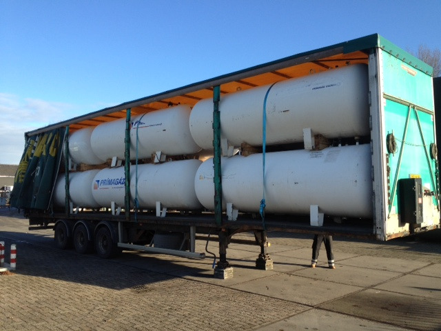 Curtain semi-trailer loaded with LPG tanks - Брезентово полуремарке: снимка 1 Curtain semi-trailer loaded with LPG tanks - Брезентово полуремарке: снимка 1