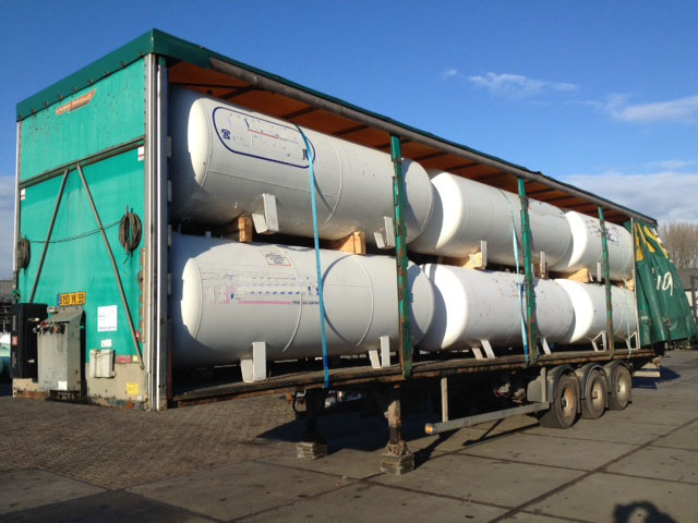 Curtain semi-trailer loaded with LPG tanks - Брезентово полуремарке: снимка 4 Curtain semi-trailer loaded with LPG tanks - Брезентово полуремарке: снимка 4