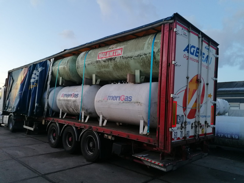 Curtain semi-trailer with used aboveground 2700 &4850L tanks Gas, Gaz, LPG, GPL, Propane, Butane tank ID 8.370 - Полуремарке цистерна: снимка 1 Curtain semi-trailer with used aboveground 2700 &4850L tanks Gas, Gaz, LPG, GPL, Propane, Butane tank ID 8.370 - Полуремарке цистерна: снимка 1