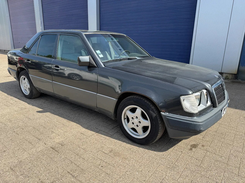 Лек автомобил Mercedes-Benz 300-serie **W124-300D**: снимка 1