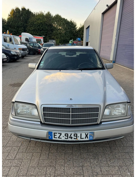 Mercedes-Benz C-Klasse **C180-PETROL-AC** - Седан: снимка 2 Mercedes-Benz C-Klasse **C180-PETROL-AC** - Седан: снимка 2