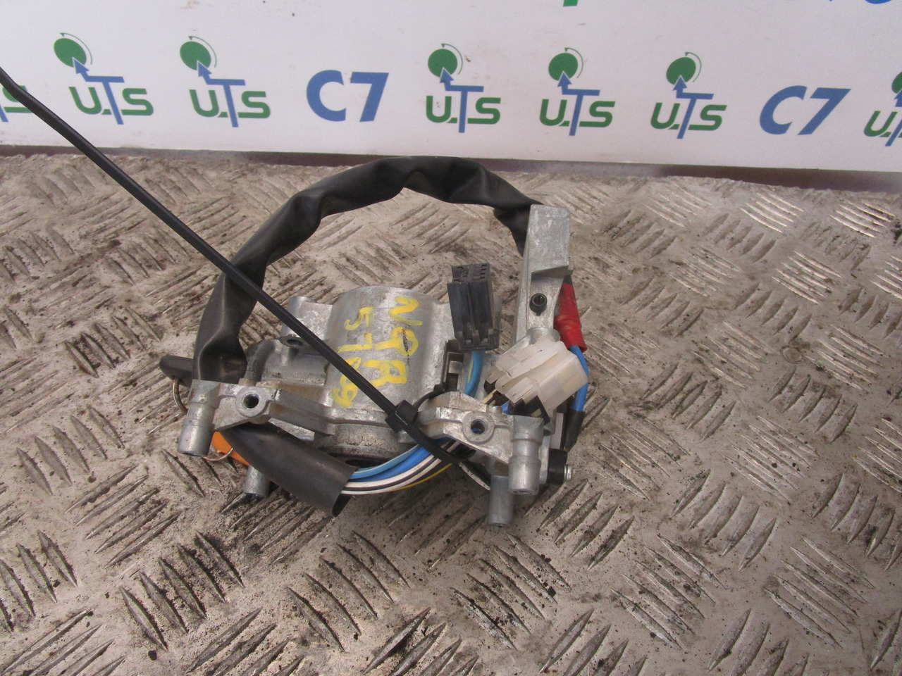 ISUZU NQR IGNITION LOCK AND KEYS - Кабина и интериор за Камион: снимка 1 ISUZU NQR IGNITION LOCK AND KEYS - Кабина и интериор за Камион: снимка 1