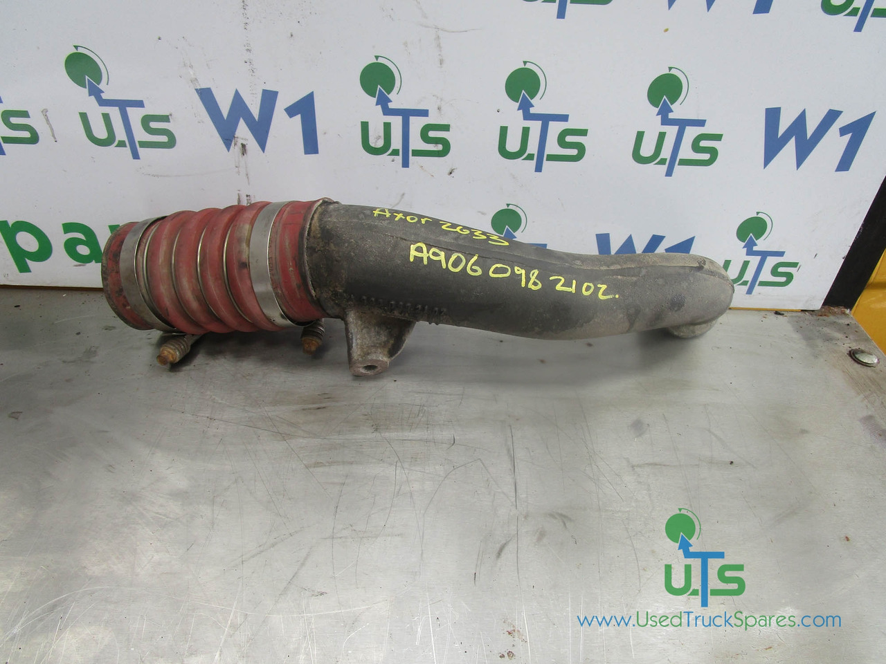MERCEDES AXOR 2633 OM926 INTERCOOLER PIPE P/NO A9060982102 - Двигател и части за Камион: снимка 1 MERCEDES AXOR 2633 OM926 INTERCOOLER PIPE P/NO A9060982102 - Двигател и части за Камион: снимка 1