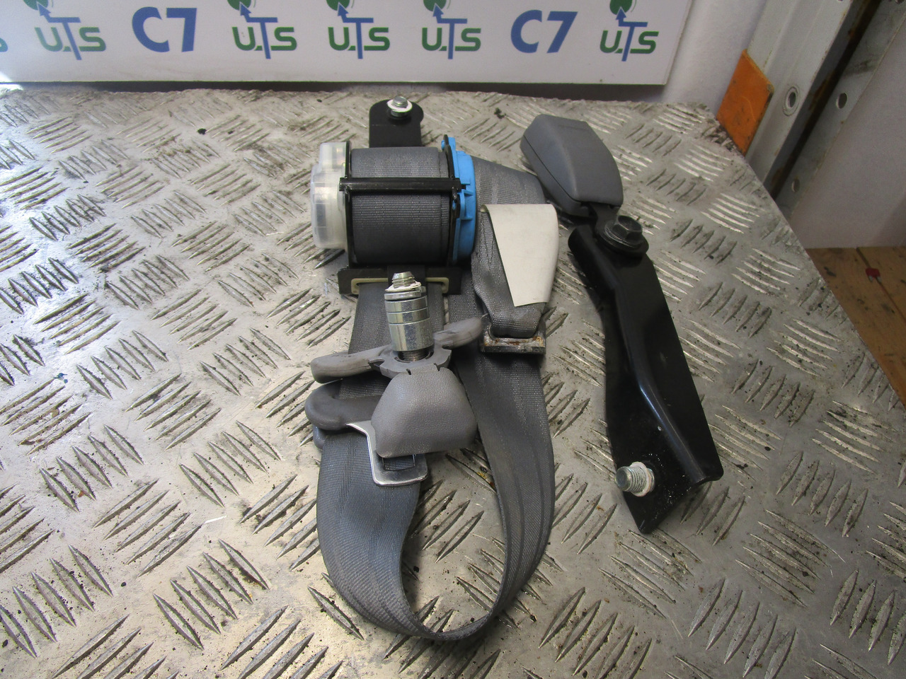 MITSUBISHI FUSO PASSENGER SIDE SEATBELT - Кабина и интериор за Камион: снимка 1 MITSUBISHI FUSO PASSENGER SIDE SEATBELT - Кабина и интериор за Камион: снимка 1