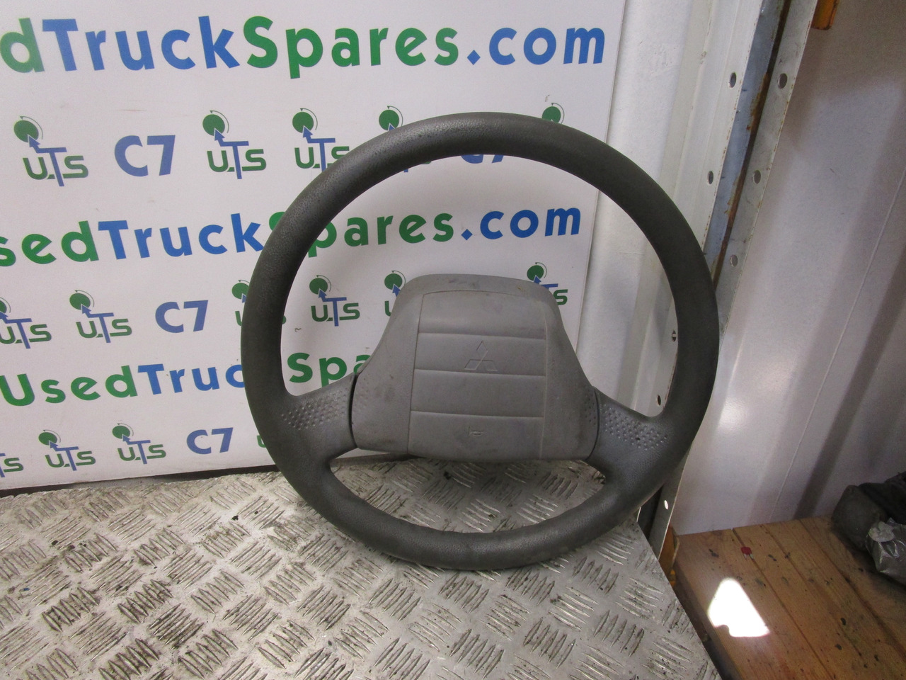 MITSUBISHI FUSO STEERING WHEEL - Кормилно управление за Камион: снимка 1 MITSUBISHI FUSO STEERING WHEEL - Кормилно управление за Камион: снимка 1
