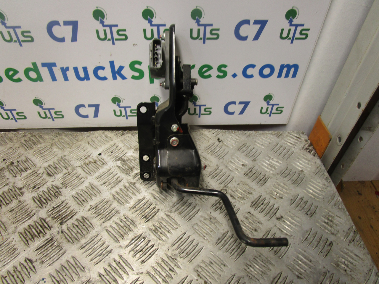 MITSUBISHI FUSO THROTTLE PEDAL UNIT COMPLETE INCLUDING SENSOR MK386457 - Кабина и интериор за Камион: снимка 1 MITSUBISHI FUSO THROTTLE PEDAL UNIT COMPLETE INCLUDING SENSOR MK386457 - Кабина и интериор за Камион: снимка 1