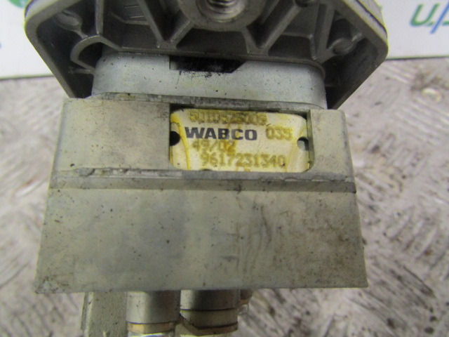 RENAULT PREMIUM DCI HAND BRAKE LEVER/VALVE WABCO P/NO 9617231340 - Електрическа система за Камион: снимка 2 RENAULT PREMIUM DCI HAND BRAKE LEVER/VALVE WABCO P/NO 9617231340 - Електрическа система за Камион: снимка 2