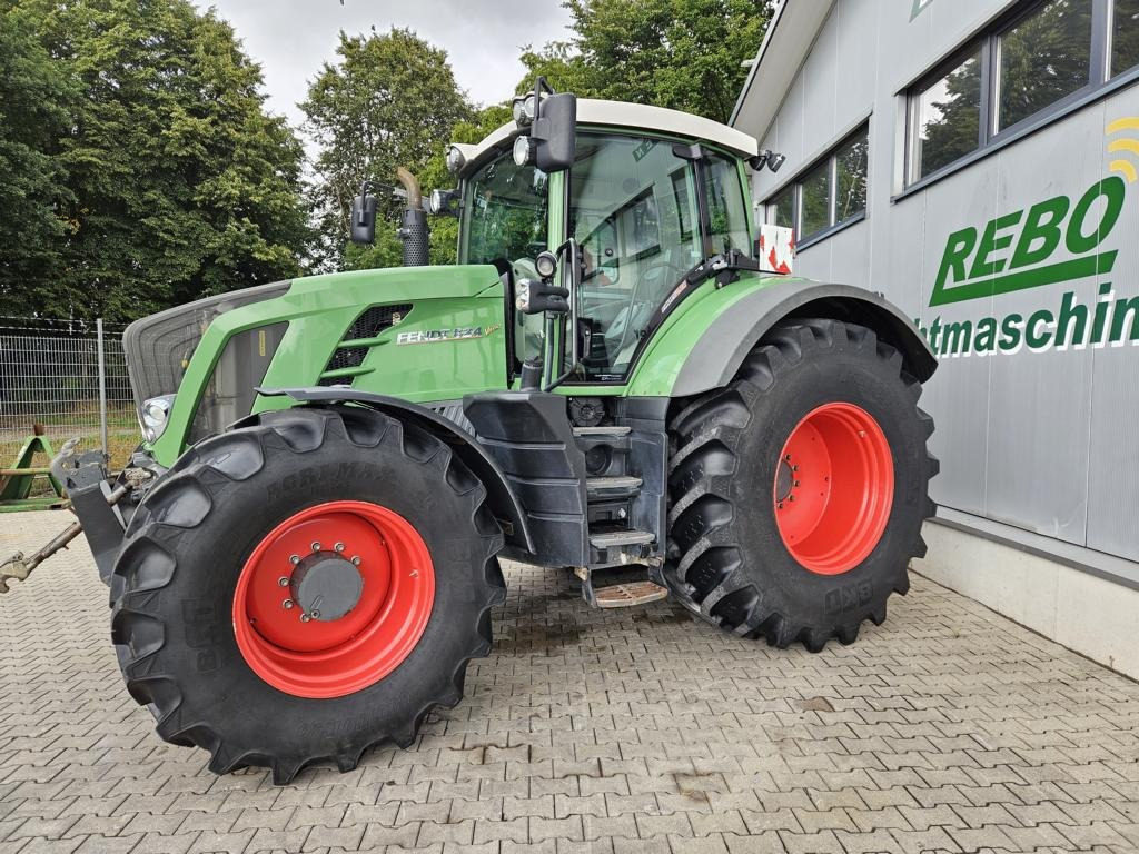 Fendt 824 Vario ProfiPlus - Трактор: снимка 1 Fendt 824 Vario ProfiPlus - Трактор: снимка 1