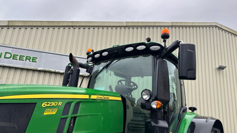 Трактор John Deere 6230 R: снимка 12