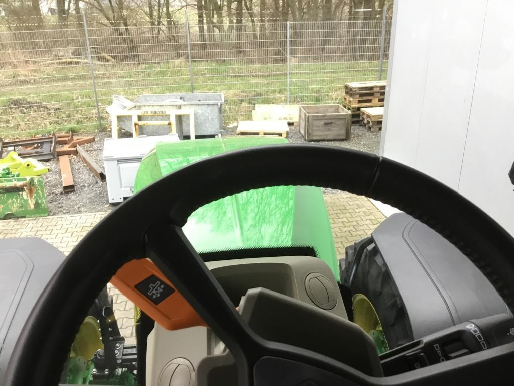 Трактор John Deere 7R330: снимка 15