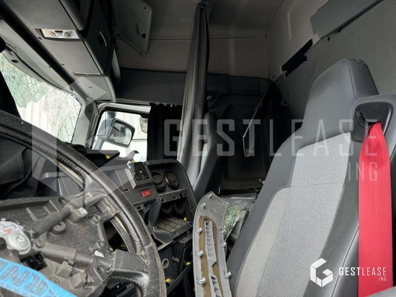 Interior photo 1: Влекач Renault T480