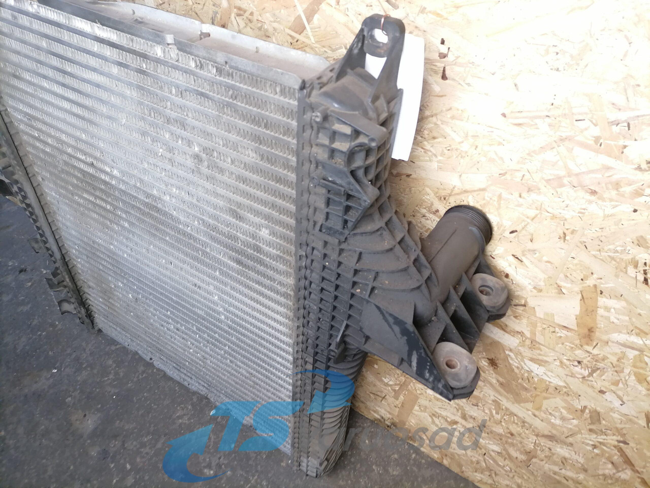 MAN Intercooler radiator 81061006556 - Интеркулер за Камион: снимка 3 MAN Intercooler radiator 81061006556 - Интеркулер за Камион: снимка 3