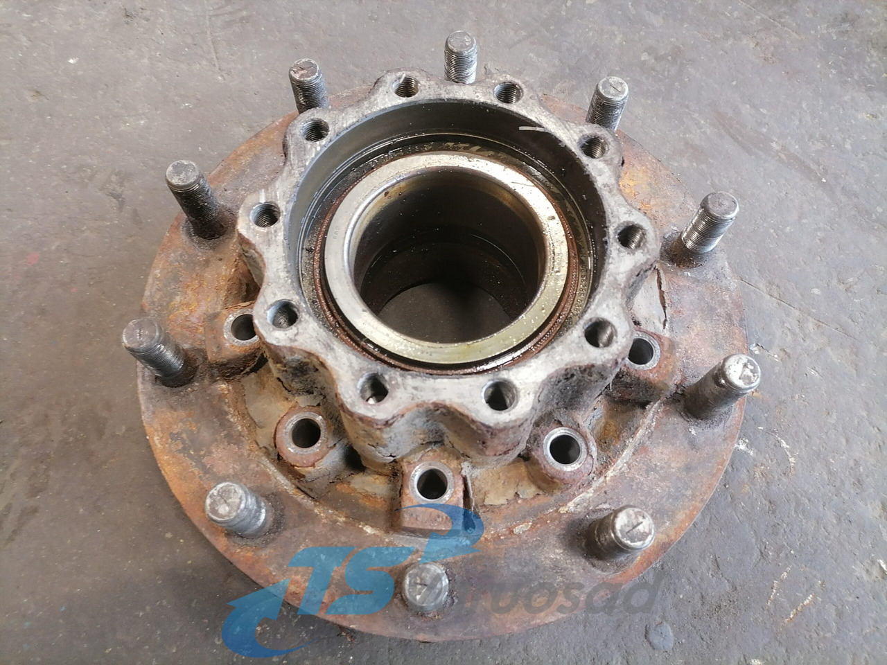 MAN Rear axel hub 81357010155 - Универсална част за Камион: снимка 1 MAN Rear axel hub 81357010155 - Универсална част за Камион: снимка 1