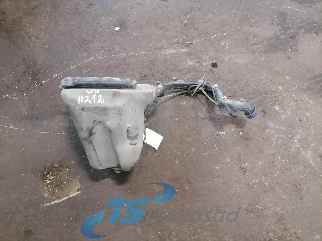 MAN Windscreen washer fluid tank 81264810079 - Чистачка за Камион: снимка 1 MAN Windscreen washer fluid tank 81264810079 - Чистачка за Камион: снимка 1