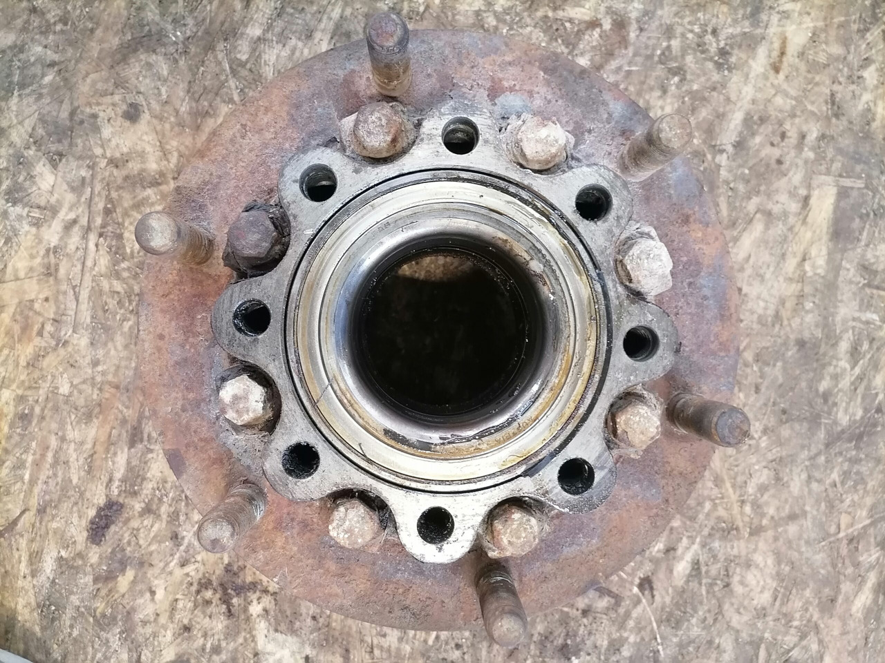 MB Atego truck with wheel hub A9703560301 - Универсална част за Камион: снимка 4 MB Atego truck with wheel hub A9703560301 - Универсална част за Камион: снимка 4