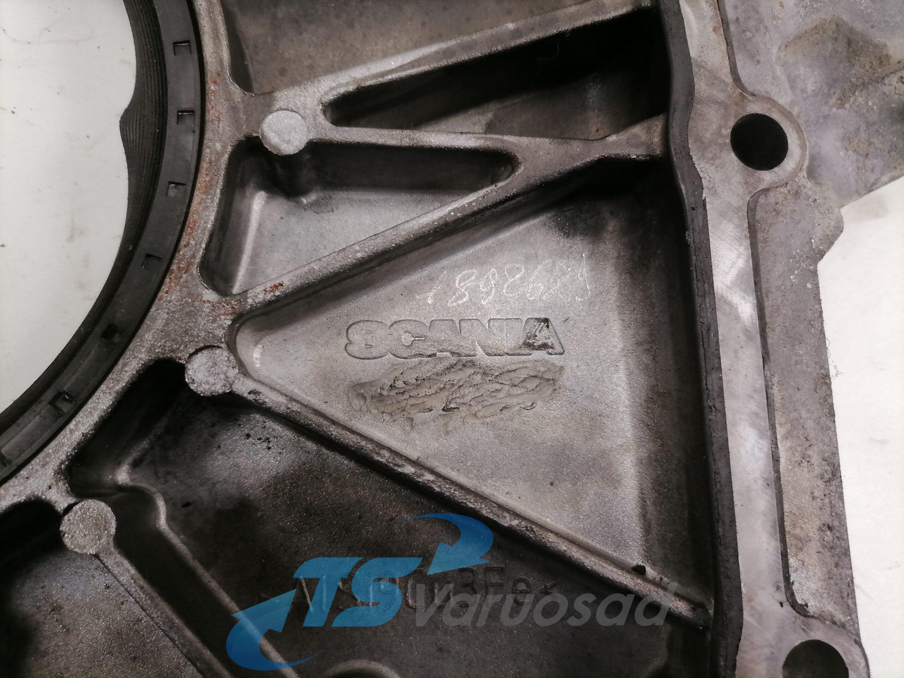 Scania Engine front cover 1892679 - Двигател и части за Камион: снимка 3 Scania Engine front cover 1892679 - Двигател и части за Камион: снимка 3