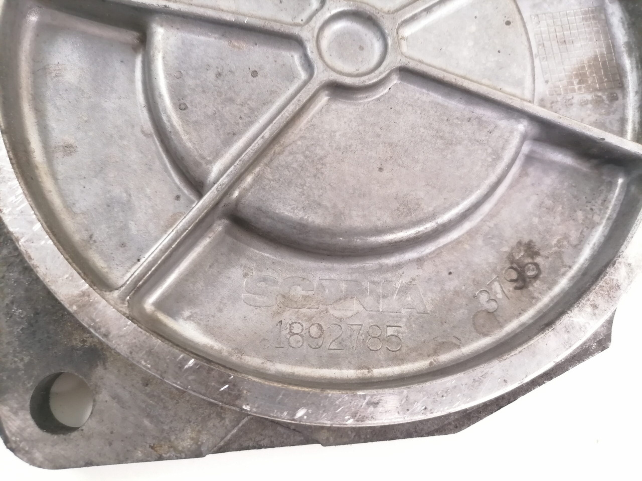 Scania Engine front cover 1892785 - Двигател и части за Камион: снимка 2 Scania Engine front cover 1892785 - Двигател и части за Камион: снимка 2