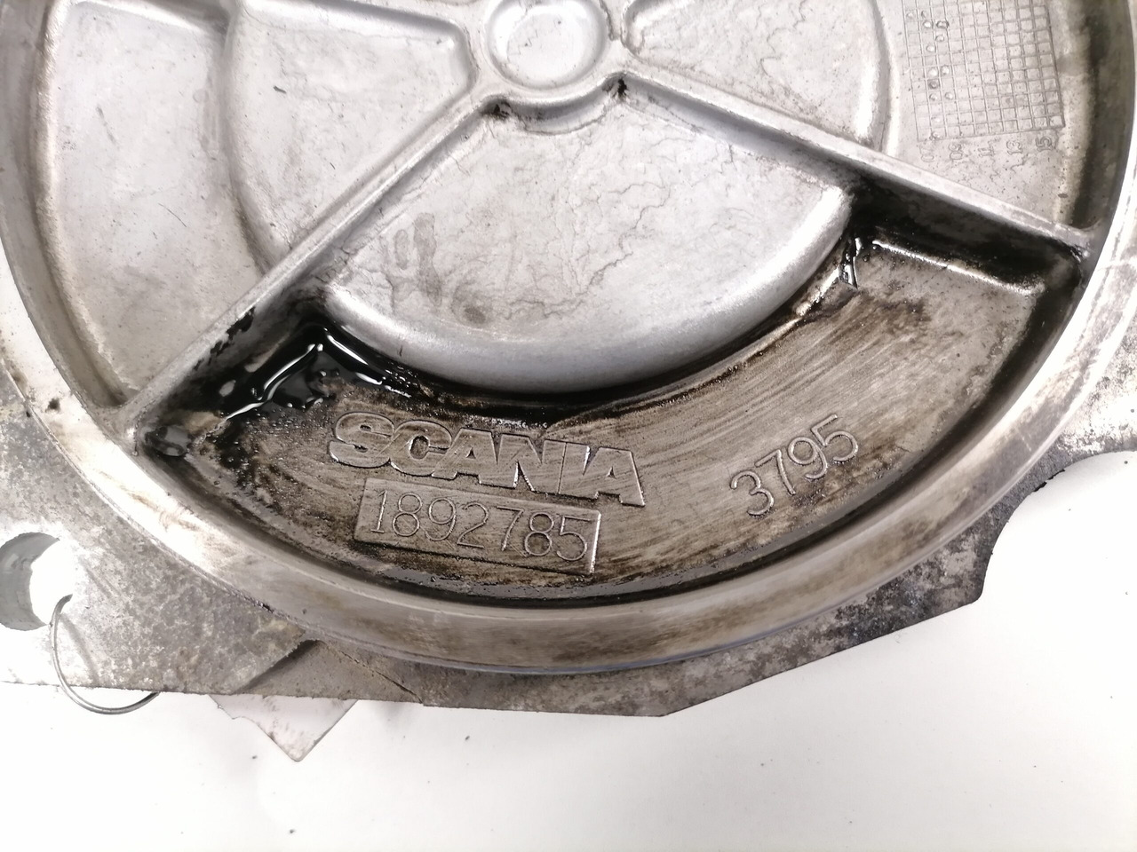 Scania Engine front cover 1892785 - Двигател и части за Камион: снимка 3 Scania Engine front cover 1892785 - Двигател и части за Камион: снимка 3