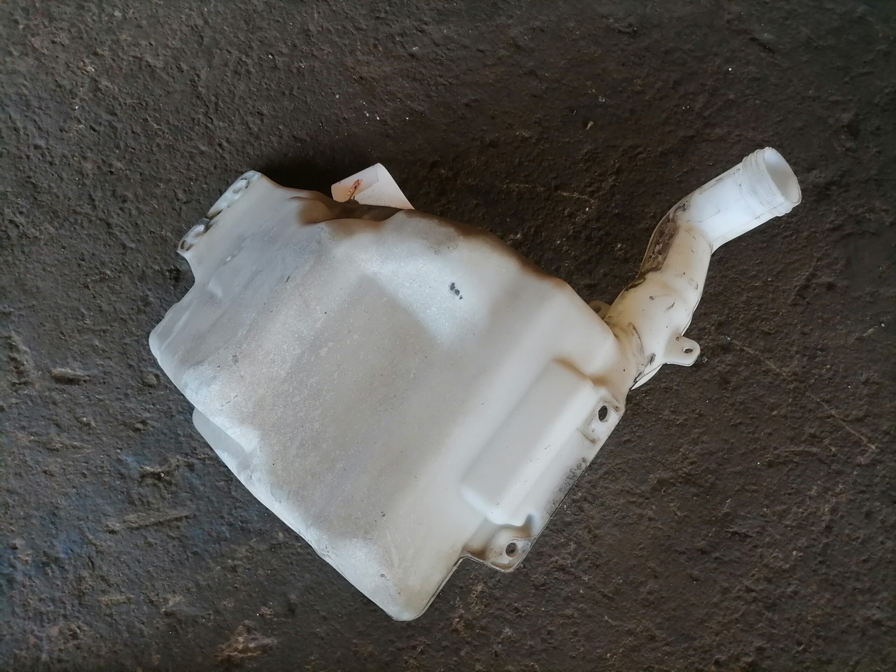 Scania Windscreen washer fluid tank 1854255 - Чистачка за Камион: снимка 5 Scania Windscreen washer fluid tank 1854255 - Чистачка за Камион: снимка 5