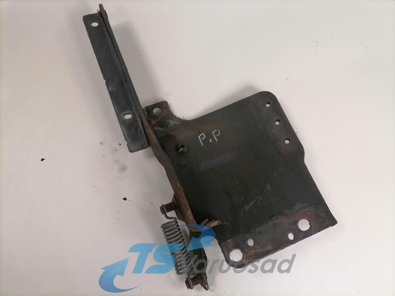 Scania lower grille carrier hinge 1742265 - Радиаторна решетка за Камион: снимка 1 Scania lower grille carrier hinge 1742265 - Радиаторна решетка за Камион: снимка 1