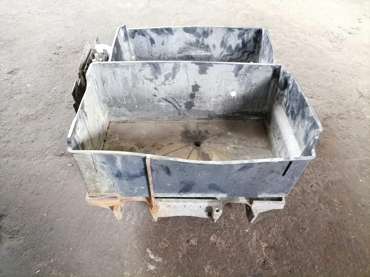 Volvo Battery box 22003951 - Акумулатор за Камион: снимка 5 Volvo Battery box 22003951 - Акумулатор за Камион: снимка 5