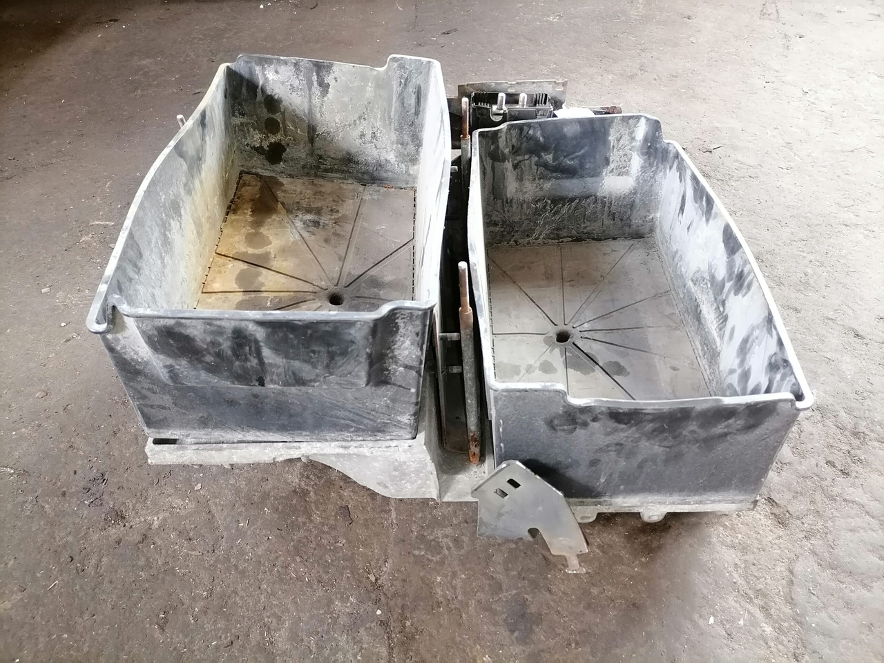 Volvo Battery box 22003951 - Акумулатор за Камион: снимка 4 Volvo Battery box 22003951 - Акумулатор за Камион: снимка 4