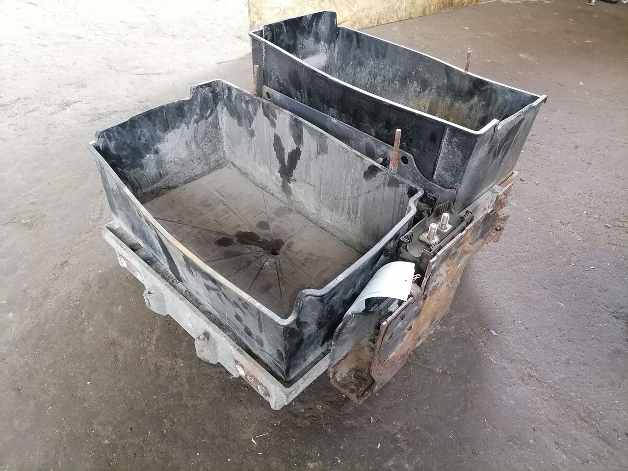 Volvo Battery box 22003951 - Акумулатор за Камион: снимка 2 Volvo Battery box 22003951 - Акумулатор за Камион: снимка 2