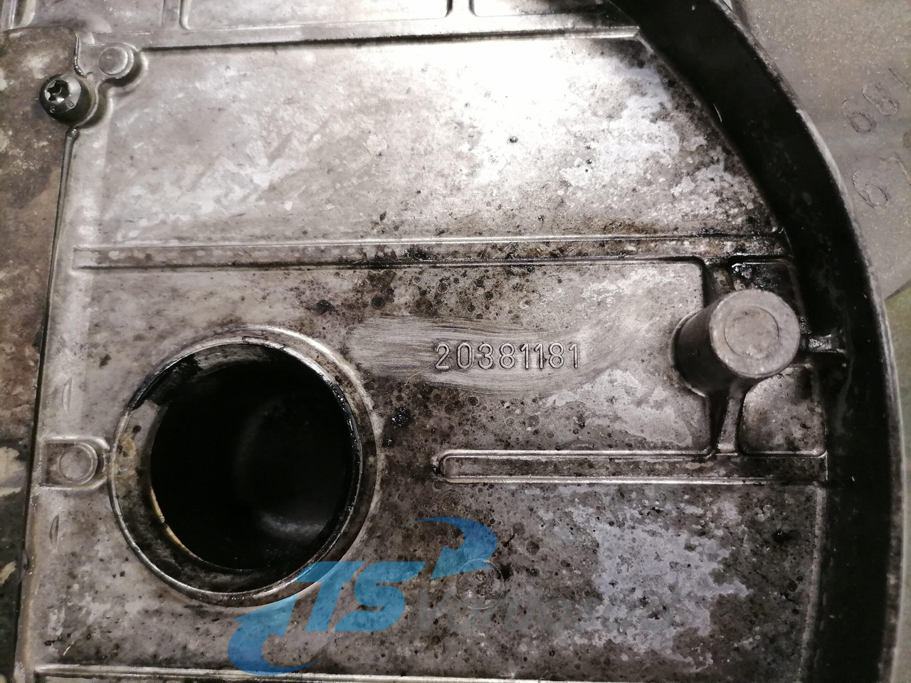 Volvo Engine front cover 3169648 - Двигател и части за Камион: снимка 2 Volvo Engine front cover 3169648 - Двигател и части за Камион: снимка 2